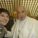 Selfie con papa Francesco? Impresa difficile, ma non impossibile